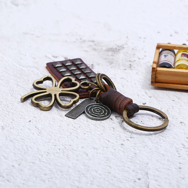 Fashion Vintage Leather Car Keychain Classic Metal Clover Leaf Black Rivets Pendant Ring Key Chain Bag Accessories Retro Jewelry