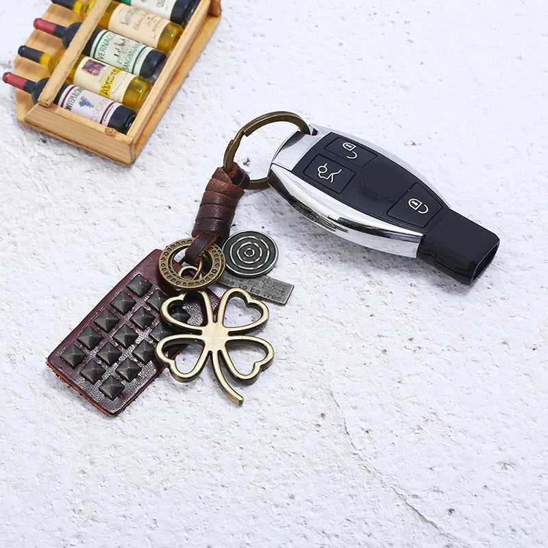 Fashion Vintage Leather Car Keychain Classic Metal Clover Leaf Black Rivets Pendant Ring Key Chain Bag Accessories Retro Jewelry