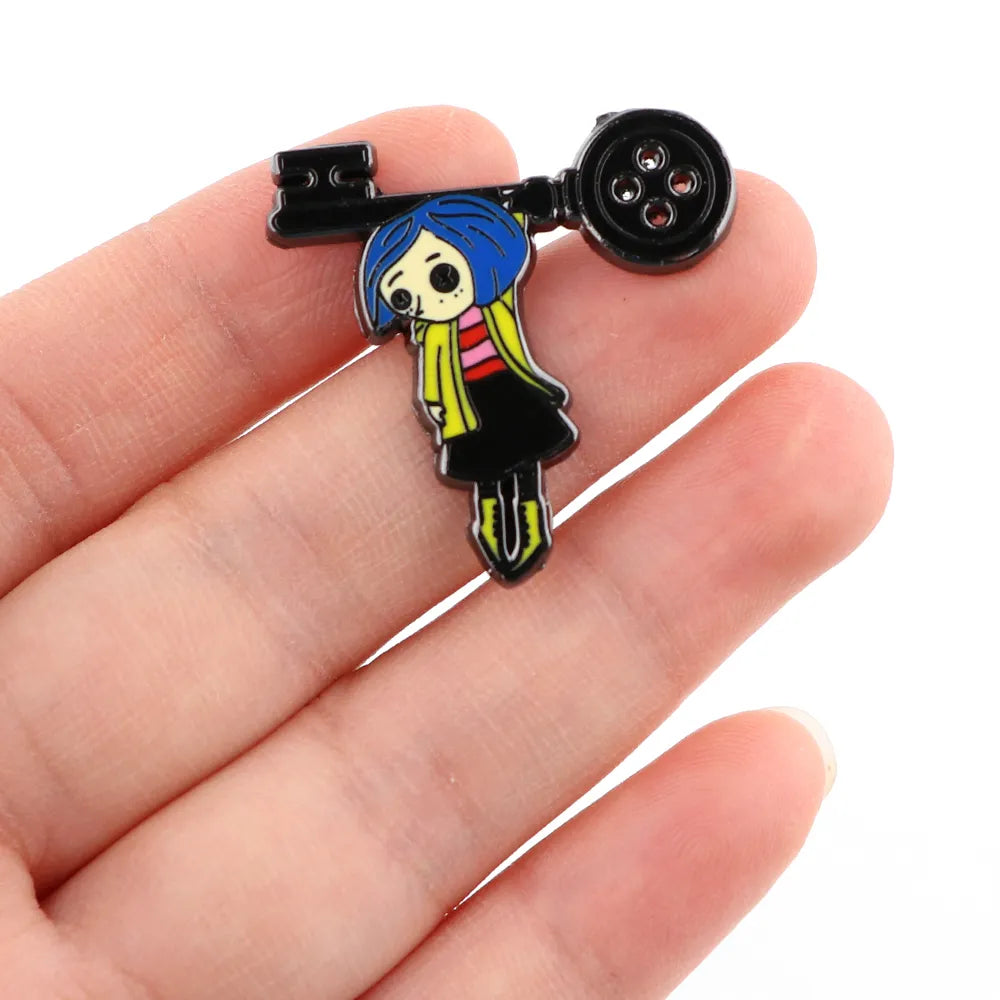 Coraline-Pin de solapa esmaltado para mochilas, broches para ropa, joyería bonita para mujer, regalo de Navidad, accesorios de Anime