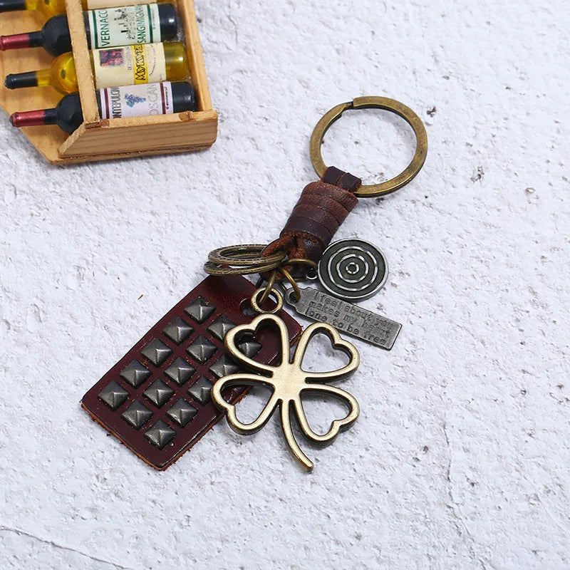 Fashion Vintage Leather Car Keychain Classic Metal Clover Leaf Black Rivets Pendant Ring Key Chain Bag Accessories Retro Jewelry