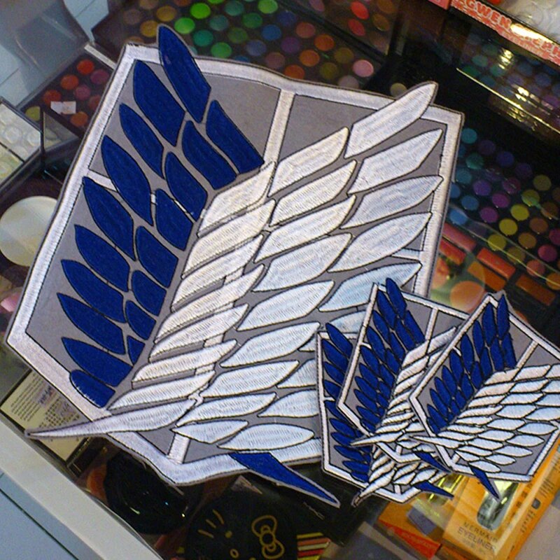 ¡4 unids/set ataque a Titan Survey Corps alas pegatinas de tela Anime Ver! Emblema del Cuerpo de Recon Shingeki no kyojin Cosplay insignias azules