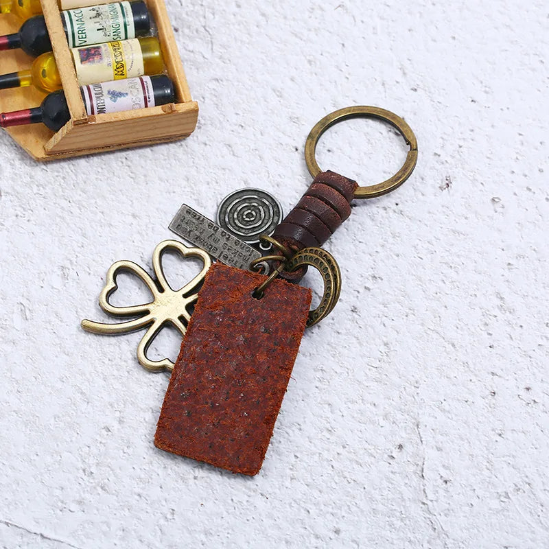 Fashion Vintage Leather Car Keychain Classic Metal Clover Leaf Black Rivets Pendant Ring Key Chain Bag Accessories Retro Jewelry