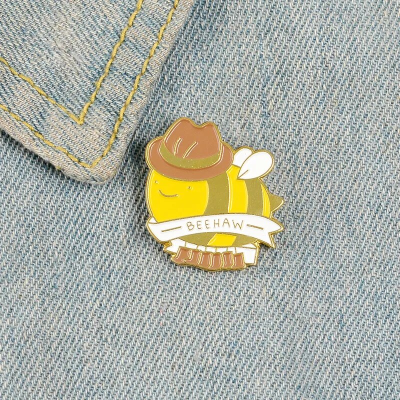 BEEHAW-Pin esmaltado de vaquero, dibujos animados de miel, abeja, Meme RWBY, lucha de Anime, Ember, Celica, broches, insignias, pin de solapa para hombres y mujeres, regalos