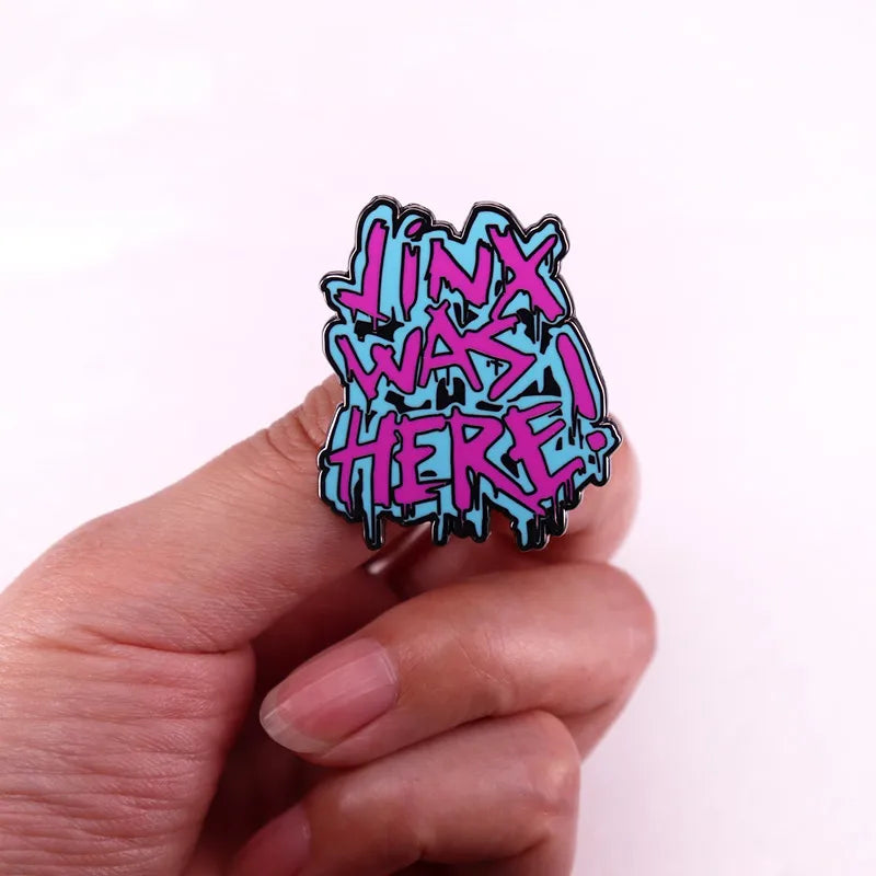 Jinx estaba aquí insignia Pastel esmalte duro Pin Liga de Leyendas juego broche joyería decorar