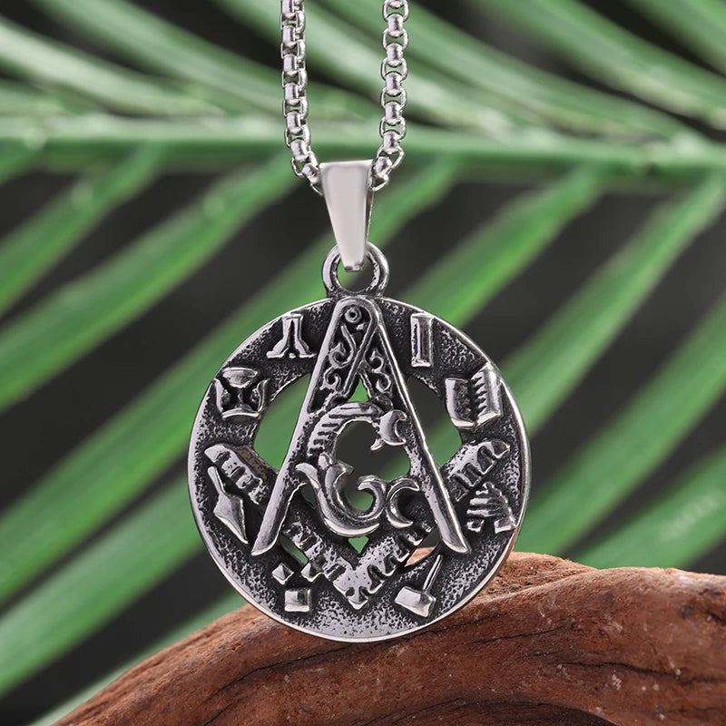 Trendy Stainless Steel Assassin's Creed Ezio Auditore Fraternity Freemasonry Round Pendant Necklace for Men and Women