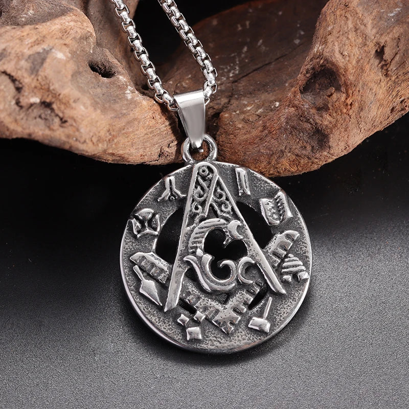 Trendy Stainless Steel Assassin's Creed Ezio Auditore Fraternity Freemasonry Round Pendant Necklace for Men and Women